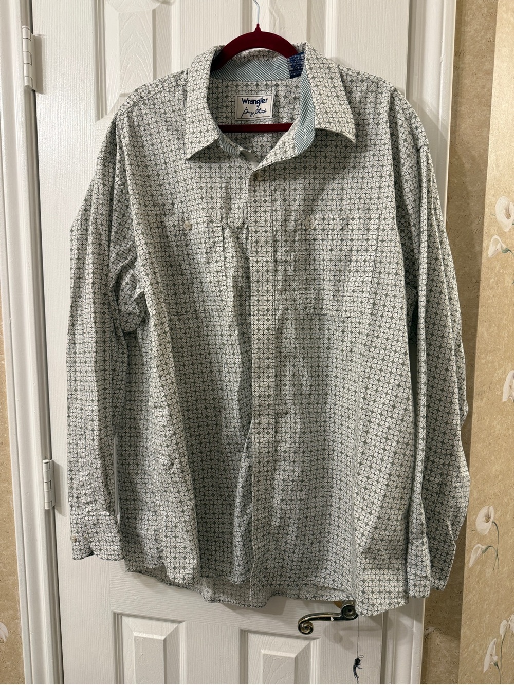 Wrangler Men's Light Gray Patterned Button-Down Shirt